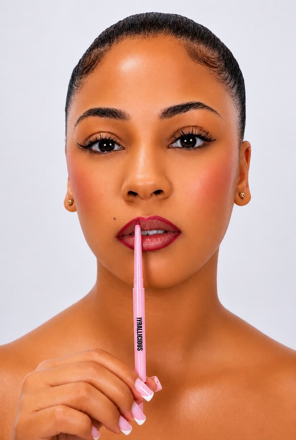 Application beauté en gros plan montrant le tracé précis des lèvres avec un crayon Iyrallicious.